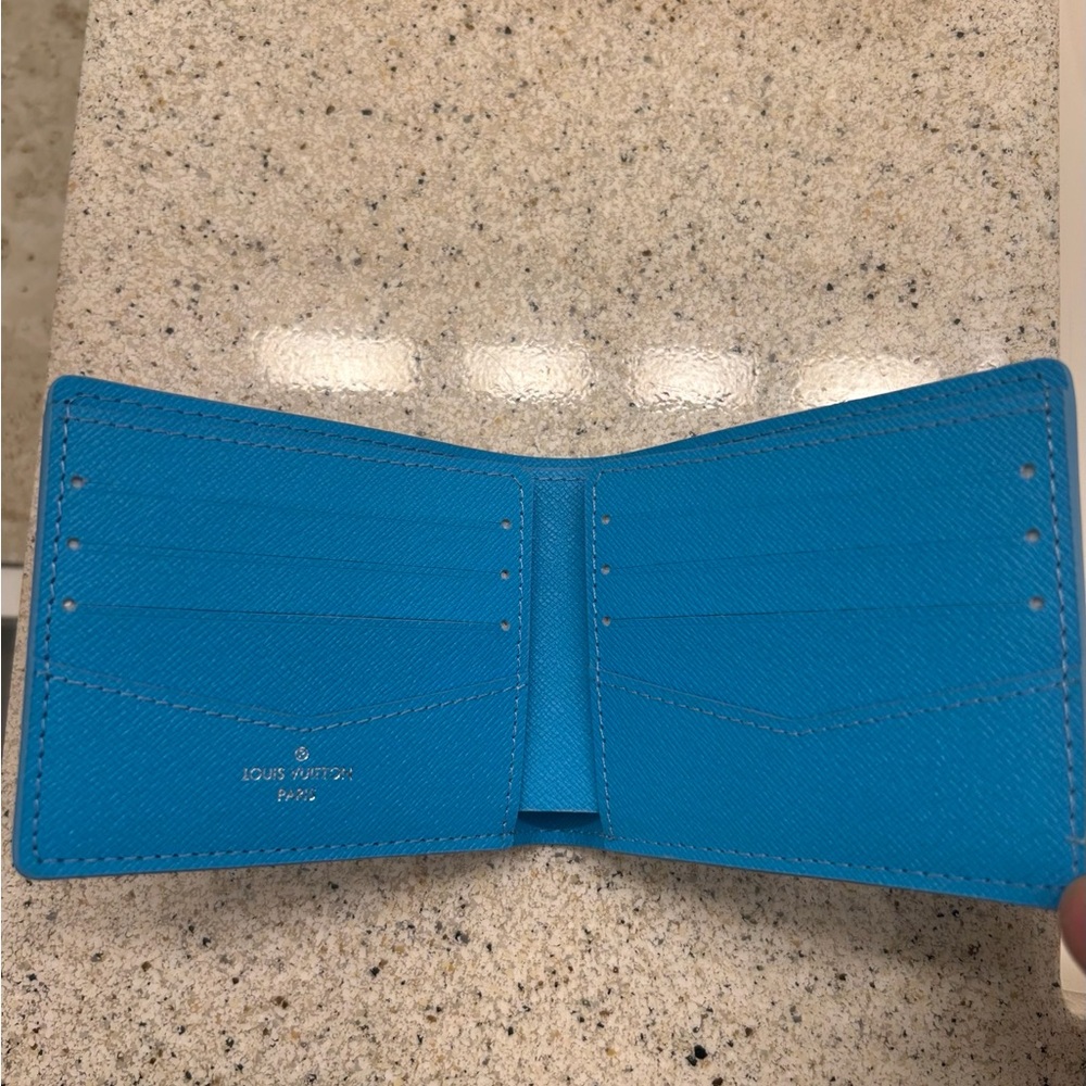 LOUIS VUITTON Blue Lagoon
Bifold Wallet - Picture 4 of 4
